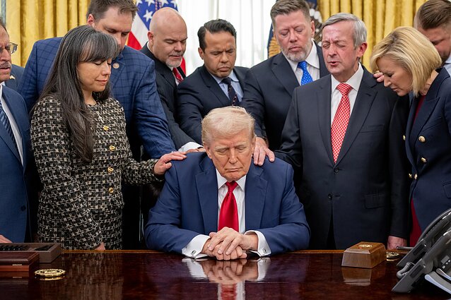 Donaldą Trumpą laimina evangelikų krikščionių lyderiai Donaldą Trumpą laimina evangelikų krikščionių lyderiai
