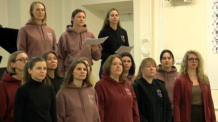 Duoklė moterų stiprybei ir liaudies muzikai: muzikinės dramos „Išeisiu ir ašei karan“ premjera