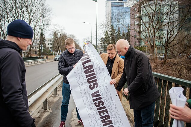 Ant viaduko greta Vingio parko – plakatas „Vilnius visiems“