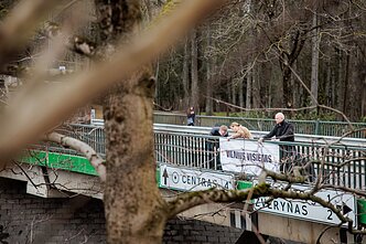 Ant viaduko greta Vingio parko – plakatas „Vilnius visiems“
