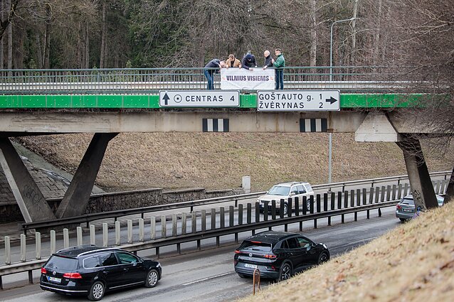 Ant viaduko greta Vingio parko – plakatas „Vilnius visiems“