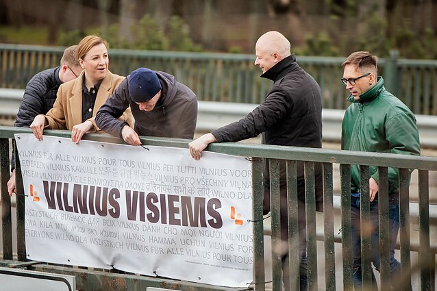 Ant viaduko greta Vingio parko – plakatas „Vilnius visiems“