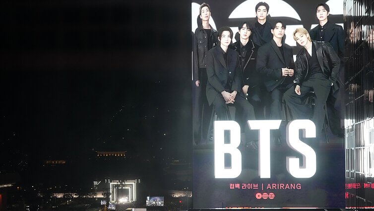 Po pertraukos į sceną sugrįžta grupė BTS: iš koncertų planuoja uždirbti milijardą