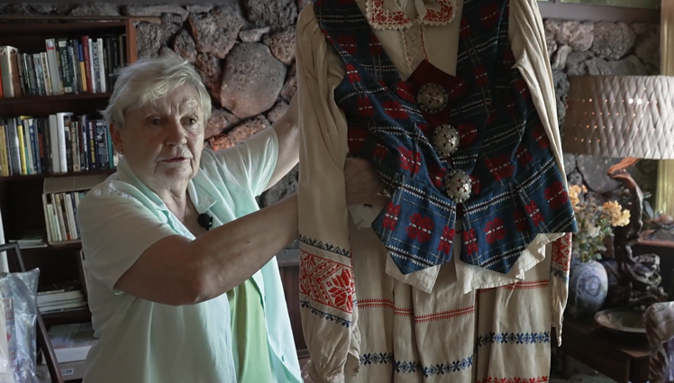 Elena Bradūnaitė-Aglinskienė rodo Bronės Jameikis tautinį kostiumą