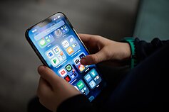 Vaikas su mobiliuoju telefonu Vaikas su mobiliuoju telefonu