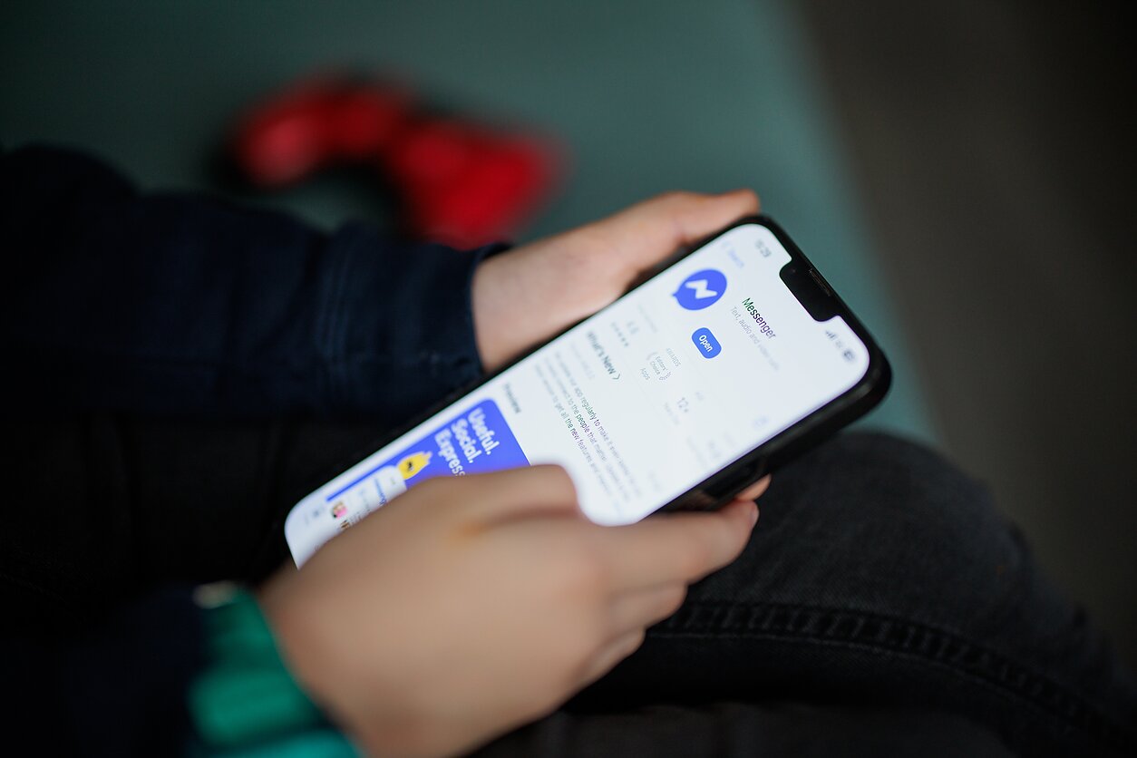 Vaikas su mobiliuoju telefonu Vaikas su mobiliuoju telefonu