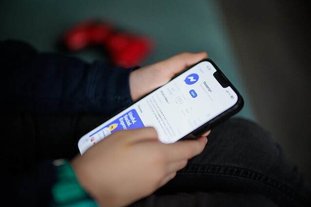 Vaikas su mobiliuoju telefonu Vaikas su mobiliuoju telefonu