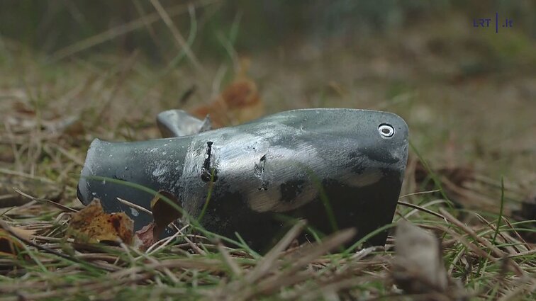 Po sprogimo Varėnos r. iš ežero ištraukta, įtariama, drono nuolauža