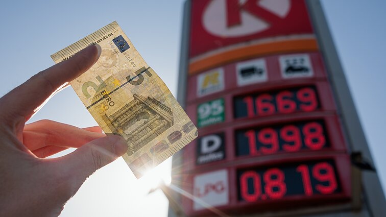 Ministras laikinai mažins akcizą degalams, o ekspertai įspėja: rudenį laukia kainų šokas