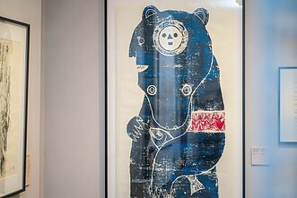 Ainas / žmogus su lokio dvasia („kimun kamuy“). Kūrinio autorius Koji Yuki, g. 1964 m. Paroda „Žmogus tarp pasaulių“ Lietuvos nacionalinio muziejaus Istorijų namuose Ainas / žmogus su lokio dvasia („kimun kamuy“). Kūrinio autorius Koji Yuki, g. 1964 m. Paroda „Žmogus tarp pasaulių“ Lietuvos nacionalinio muziejaus Istorijų namuose