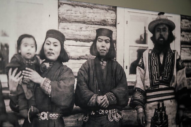 Bronislawo Pilsudskio padaryta ainų fotografija, kairėje – B. Pilsudskio žmona Čiūsanma su tradiciškai tatuiruotomis lūpomis. Druskininkų miesto muziejaus kolekcija. Paroda „Žmogus tarp pasaulių“ Lietuvos nacionalinio muziejaus Istorijų namuose Bronislawo Pilsudskio padaryta ainų fotografija, kairėje – B. Pilsudskio žmona Čiūsanma su tradiciškai tatuiruotomis lūpomis. Druskininkų miesto muziejaus kolekcija. Paroda „Žmogus tarp pasaulių“ Lietuvos nacionalinio muziejaus Istorijų namuose