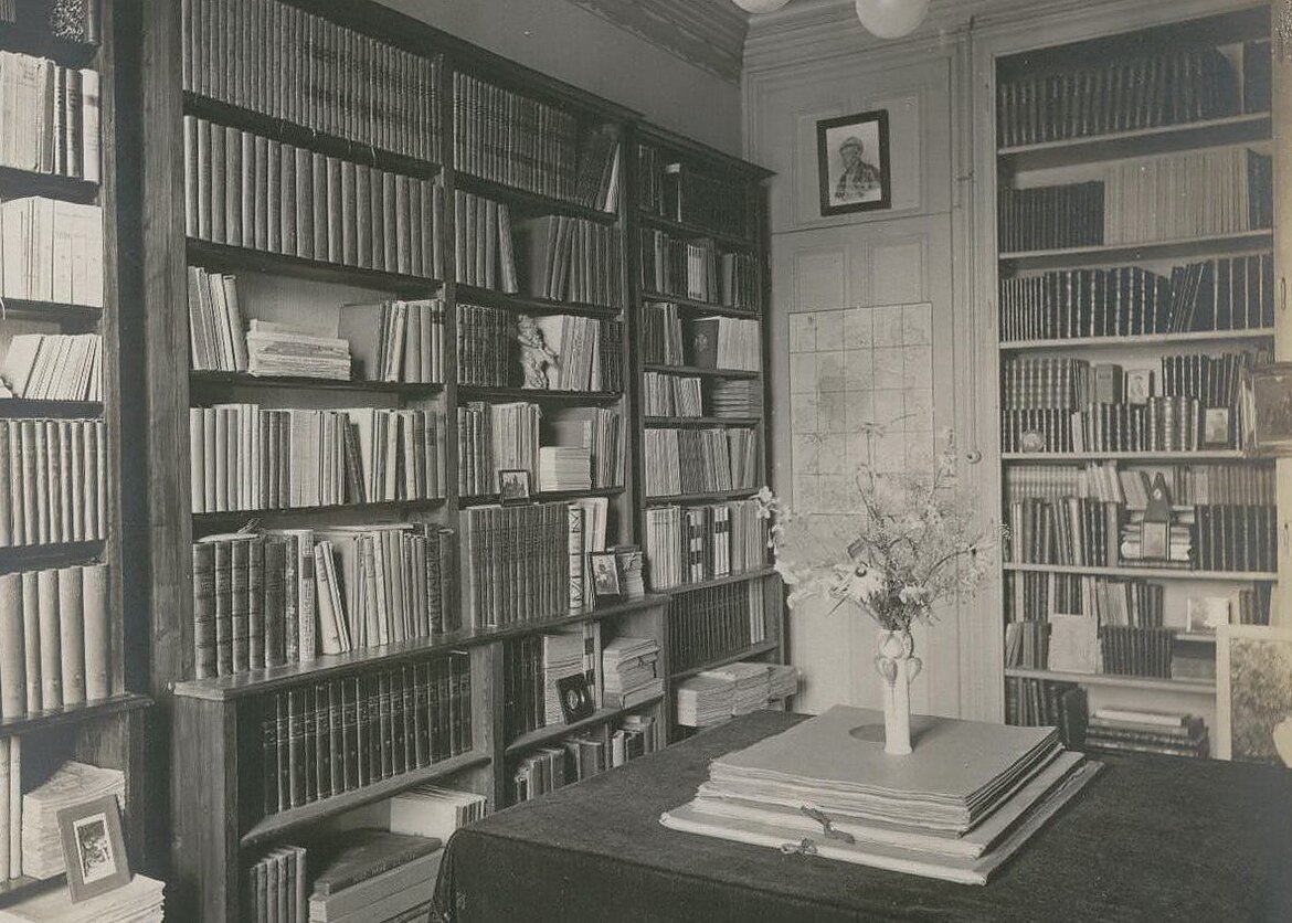V. Daumanto bibliotekos interjere Lozanoje – ir Lietuvos žemėlapis (tolumoje, prisegtas ant durų). 1919 m. Saugoma Lietuvos nacionaliniame muziejuje, šiuo metu eksponuojama Nacionalinio M. K. Čiurlionio dailės muziejaus parodoje „Prisiekęs“