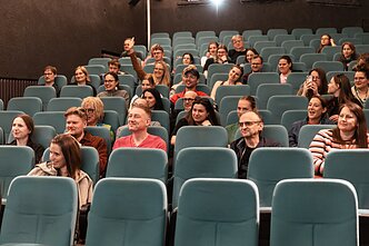 Nuo daugiabučių kiemų iki vidinių labirintų: į Lietuvos kino teatrus grįžta „Trumpas kinas“ Nuo daugiabučių kiemų iki vidinių labirintų: į Lietuvos kino teatrus grįžta „Trumpas kinas“