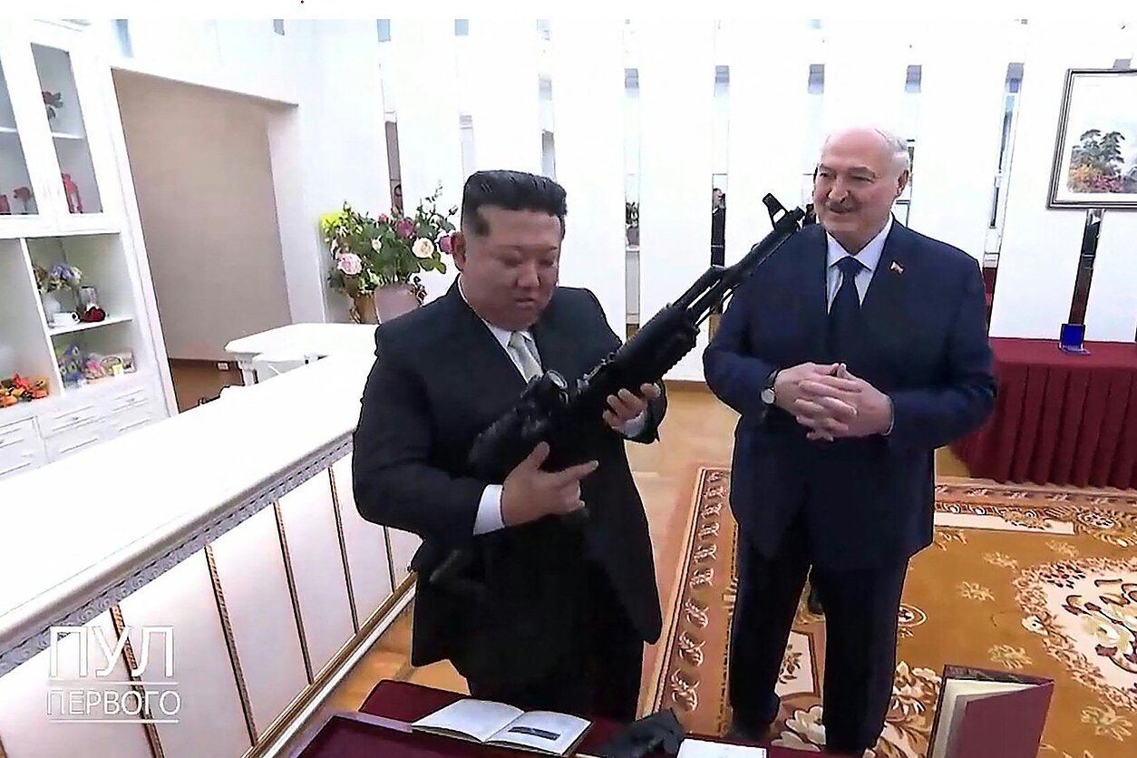 Aliaksandras Lukašenka padovanojo automatinį ginklą Kim Jong Unui