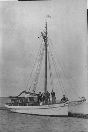 Jūrų skautų jachta "Budys" Klaipėdoje prie Darbų uosto baseino krantinės, apie 1930 m. Nežinomas autorius. Jachta „Budys“, 1926 m. spalio 1 d. pirmoji su lietuviška trispalve ir lietuviška įgula išplaukė į Baltijos jūrą. Šis įvykis žymėjo Lietuvos jūrinio buriavimo pradžią. Jūrų skautų jachta "Budys" Klaipėdoje prie Darbų uosto baseino krantinės, apie 1930 m. Nežinomas autorius. Jachta „Budys“, 1926 m. spalio 1 d. pirmoji su lietuviška trispalve ir lietuviška įgula išplaukė į Baltijos jūrą. Šis įvykis žymėjo Lietuvos jūrinio buriavimo pradžią.