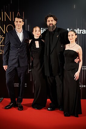 „Auksinių scenos kryžių“ raudonuoju kilimu žengia būrys kviestinių svečių „Auksinių scenos kryžių“ raudonuoju kilimu žengia būrys kviestinių svečių