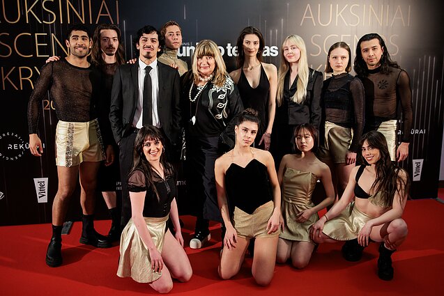„Auksinių scenos kryžių“ raudonuoju kilimu žengia būrys kviestinių svečių „Auksinių scenos kryžių“ raudonuoju kilimu žengia būrys kviestinių svečių