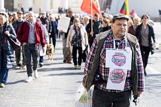Vilniuje iki 100 žmonių protestuoja prieš Kapčiamiesčio poligoną ir miškų kirtimus Vilniuje iki 100 žmonių protestuoja prieš Kapčiamiesčio poligoną ir miškų kirtimus