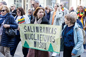 Vilniuje iki 100 žmonių protestuoja prieš Kapčiamiesčio poligoną ir miškų kirtimus Vilniuje iki 100 žmonių protestuoja prieš Kapčiamiesčio poligoną ir miškų kirtimus