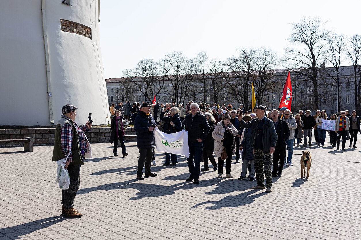 Vilniuje iki 100 žmonių protestuoja prieš Kapčiamiesčio poligoną ir miškų kirtimus Vilniuje iki 100 žmonių protestuoja prieš Kapčiamiesčio poligoną ir miškų kirtimus