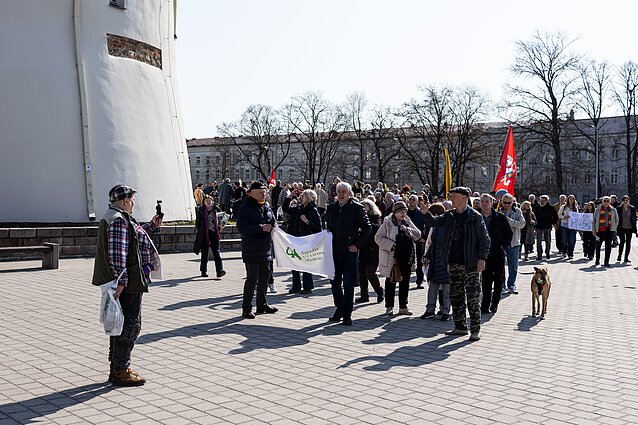 Vilniuje iki 100 žmonių protestuoja prieš Kapčiamiesčio poligoną ir miškų kirtimus Vilniuje iki 100 žmonių protestuoja prieš Kapčiamiesčio poligoną ir miškų kirtimus
