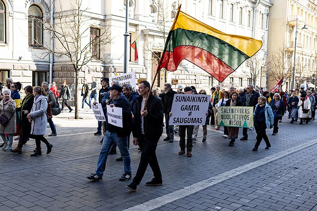 Vilniuje iki 100 žmonių protestuoja prieš Kapčiamiesčio poligoną ir miškų kirtimus Vilniuje iki 100 žmonių protestuoja prieš Kapčiamiesčio poligoną ir miškų kirtimus