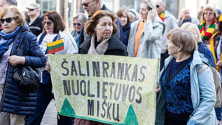 „Niekas nesaugo gyvūnų“: Vilniuje – mitingas prieš Kapčiamiesčio poligoną ir miškų kirtimus