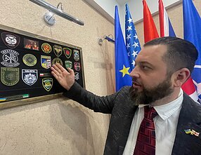 Kaukazo sąjungos žvalgybos skyriaus vadas M. Baturinas rodo Ukrainoje kariaujančių kaukazietiškų padalinių ženklus Kaukazo sąjungos žvalgybos skyriaus vadas M. Baturinas rodo Ukrainoje kariaujančių kaukazietiškų padalinių ženklus