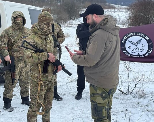 Lado Gamsachurdija apdovanoja Kaukazo legiono karį už drąsą mūšyje Lado Gamsachurdija apdovanoja Kaukazo legiono karį už drąsą mūšyje