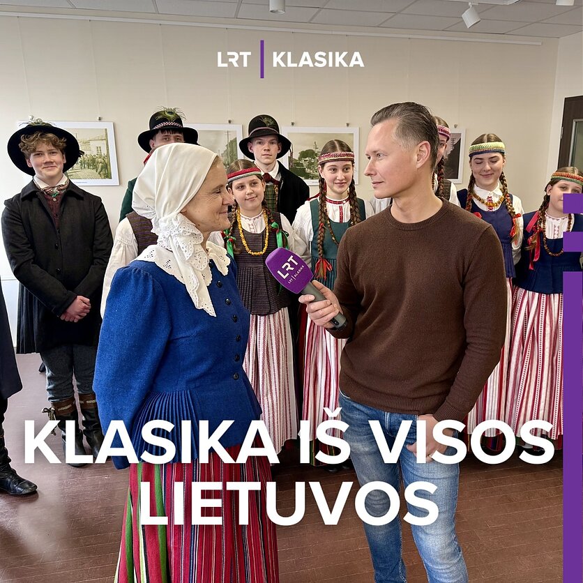 Tomo Mizgirdo nuotrauka (su laikmačiu)., Fokloro ansamblis „Čiučiuruks" ir jo vadovė Rita Macijauskienė, kurią kalbina žurnalistas Tomas Mizgirdas.