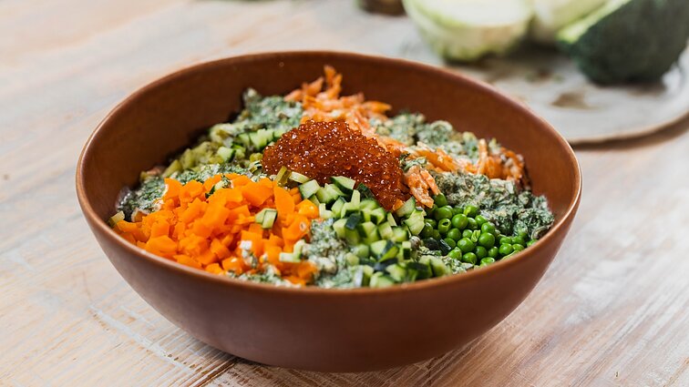 Velykų stalui – baltoji mišrainė kitaip: Beatos recepto versija su rūkyta lašiša ir ikrais