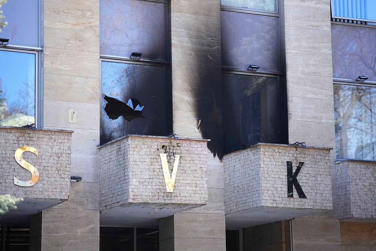 Molotovo kokteiliais apmėtytas Rusijos kultūros centras Prahoje.