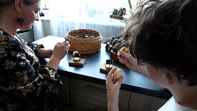 Kiaušinių marginimo paslapčių Edita išmokė ir savo sūnų Arną