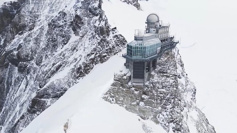 Gyvenimas tarp amžinų sniegynų ant viršukalnės ir medinių karnavalinių kaukių meistravimas