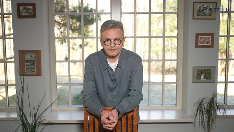 Mariaus Ėmužio knyga „Šeimininkas ir jo dvariškiai“ ir dailininko Rodiono Petrovo darbai