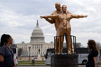 W pobliżu Kapitolu stoi pomnik przedstawiający prezydenta Donalda Trumpa i Jeffreya Epsteina