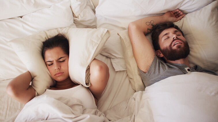 Ne tik varginantis garsas: gydytojas įspėja – knarkimas didina infarkto ir insulto riziką