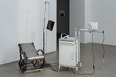 Lino Gabrielaičio instaliacijos „Geotrauminiai susibraižymai“ vaizdas, paroda „Kalnai ir griovos“, Prospekto galerija, 2023 Lino Gabrielaičio instaliacijos „Geotrauminiai susibraižymai“ vaizdas, paroda „Kalnai ir griovos“, Prospekto galerija, 2023