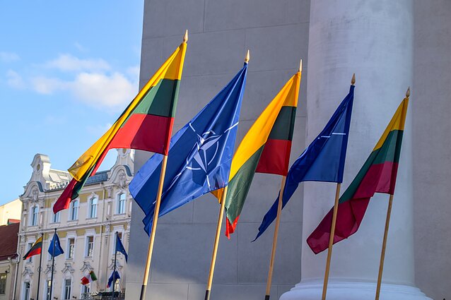 Lietuvos ir NATO vėliavos