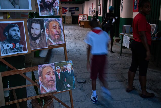 Buvusio Kubos lyderio Fidelio Castro atvaizdai eksponuojami mokykloje Havanoje, Kuboje, 2026 m. kovo 13 d.