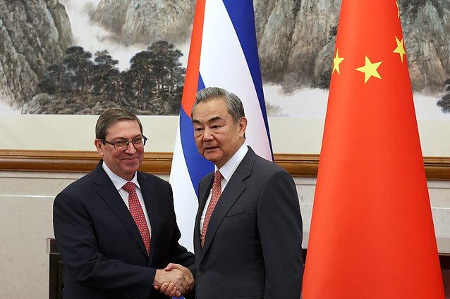 Kinijos užsienio reikalų ministras Wang Yi (dešinėje) ir Kubos užsienio reikalų ministras Bruno Rodríguezas Parrilla spaudžia rankas prieš susitikimą Pekine, Kinijoje, 2025 m. gegužės 12 d., pirmadienį