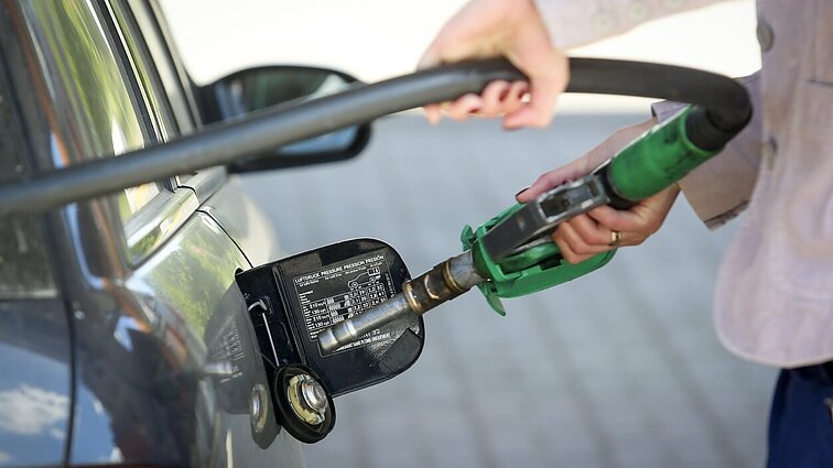 Nausėda siūlo įvesti degalų kainų lubas: teikia Seimui įstatymą