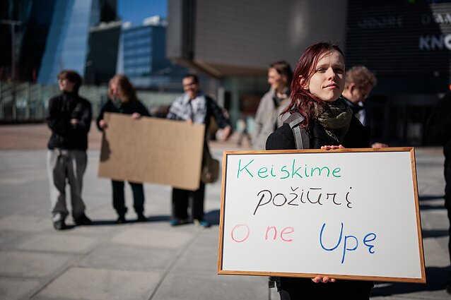 Aktyvistai Vilniuje protestavo prieš Neries vagos tvarkymo darbus Aktyvistai Vilniuje protestavo prieš Neries vagos tvarkymo darbus
