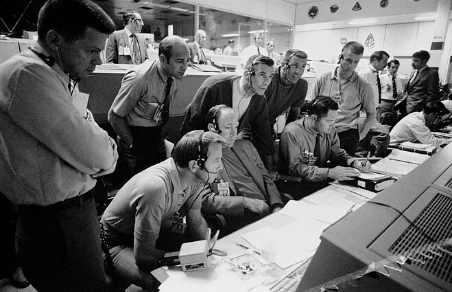 Žemėje esanti komanda sprendžia „Apollo 13“ problemas. Asociatyvi nuotr. Žemėje esanti komanda sprendžia „Apollo 13“ problemas. Asociatyvi nuotr.