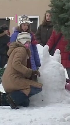 Velykiniai kiaušiniai iš sniego buvo madingi 2005 metais