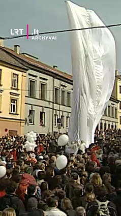 Koks paminklas iškilmingai atidengtas 2002 metų balandžio 1 dieną?