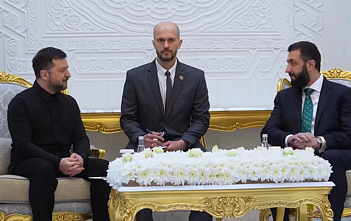 Ukrainos prezidentas Volodymyras Zelenskis sekmadienį Damaske susitiko su Sirijos prezidentu Ahmedu al-Šaraa Ukrainos prezidentas Volodymyras Zelenskis sekmadienį Damaske susitiko su Sirijos prezidentu Ahmedu al-Šaraa