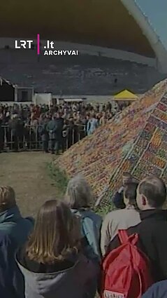 Margučių piramidė. Tokį rekordą buvo bandoma sukurti 1999 metais