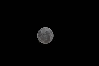 To zdjęcie udostępnione przez NASA przedstawia Księżyc na fotografii wykonanej przez załogę misji Artemis II w czwartym dniu ich podróży na Księżyc To zdjęcie udostępnione przez NASA przedstawia Księżyc na fotografii wykonanej przez załogę misji Artemis II w czwartym dniu ich podróży na Księżyc