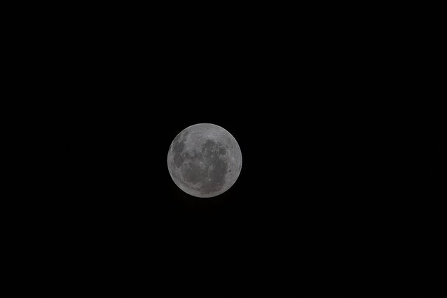 To zdjęcie udostępnione przez NASA przedstawia Księżyc na fotografii wykonanej przez załogę misji Artemis II w czwartym dniu ich podróży na Księżyc To zdjęcie udostępnione przez NASA przedstawia Księżyc na fotografii wykonanej przez załogę misji Artemis II w czwartym dniu ich podróży na Księżyc